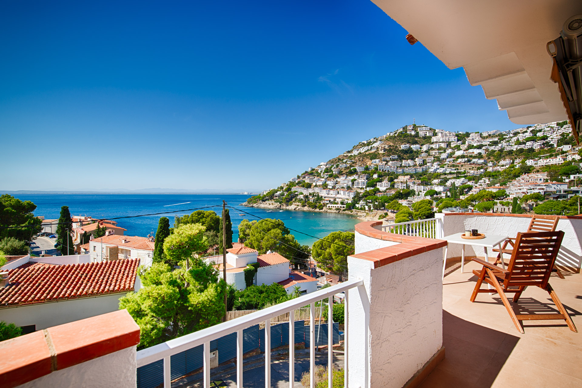 Duplex penthouse apartment, renovated in 2025, a 1-minute walk from the beach in Roses (Canyelles)