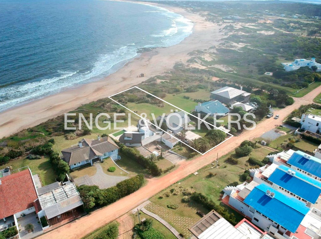 House on the calm beach of José Ignacio