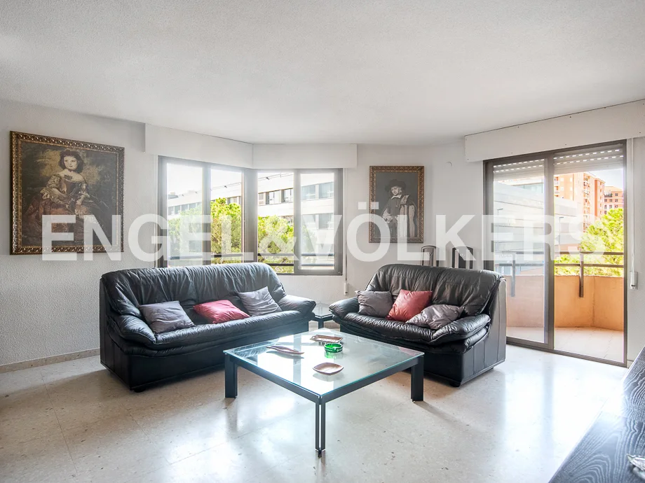 Bright apartment with 4 bedrooms, balcony and garage