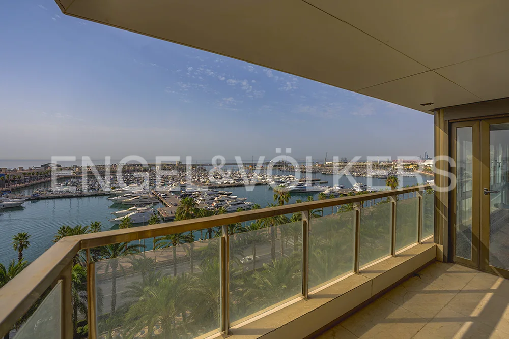 Exceptional flat with views over the port
