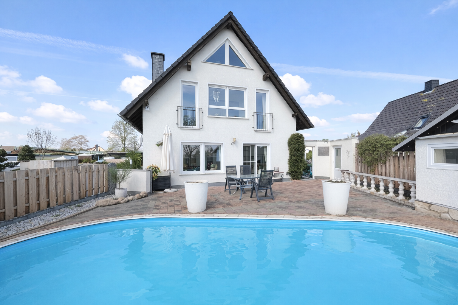 Exklusives Wohlfühlrefugium in Bad Dürrenberg: gepflegtes Haus mit Pool, Sauna, Kamin & Weitblick auf 1.666 m² – naturnah und bestens angebunden an Leipzig/Halle