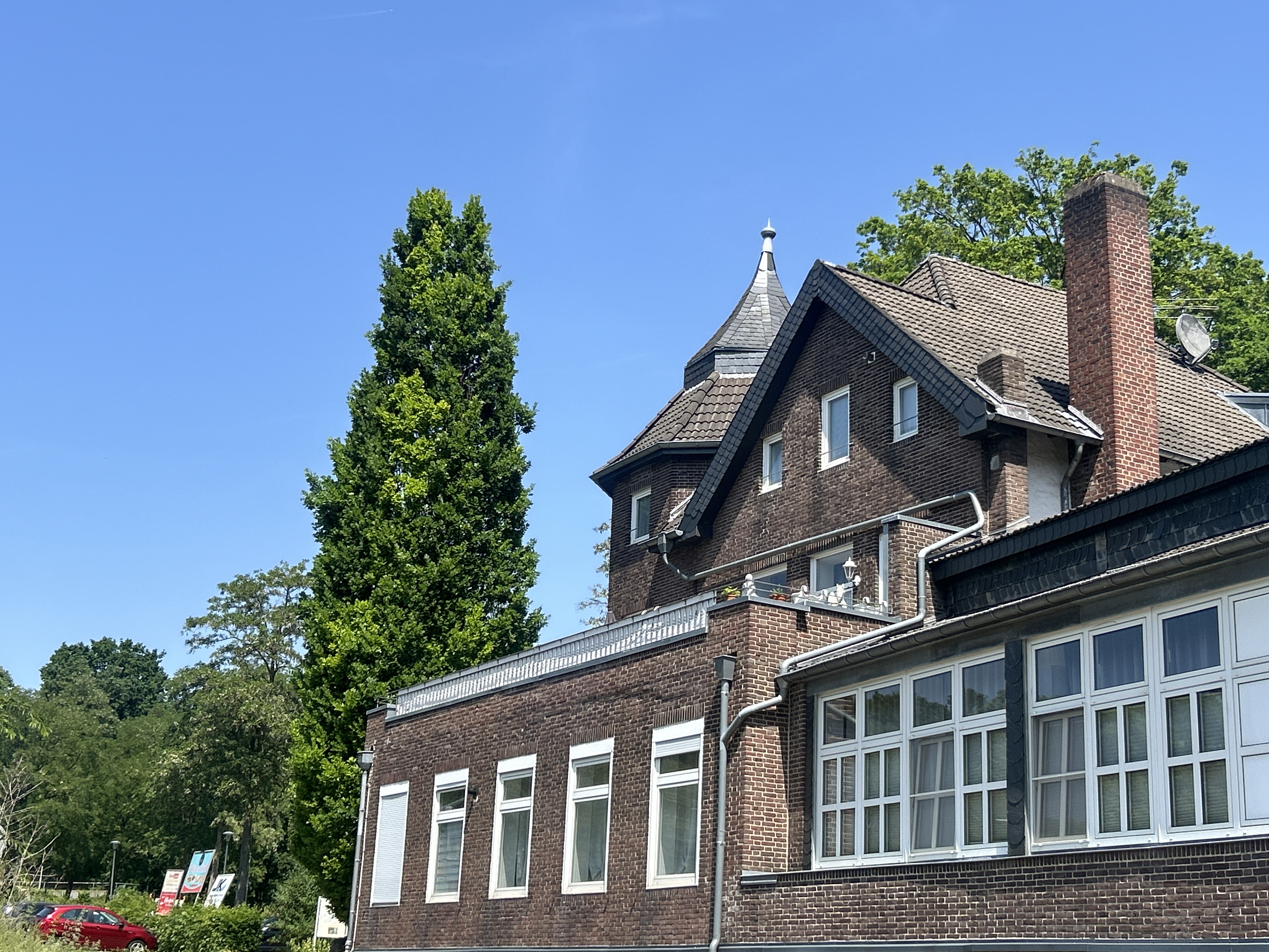 Charmante Altbauwohnung mit 50 m² Sonnenterrasse und Garage