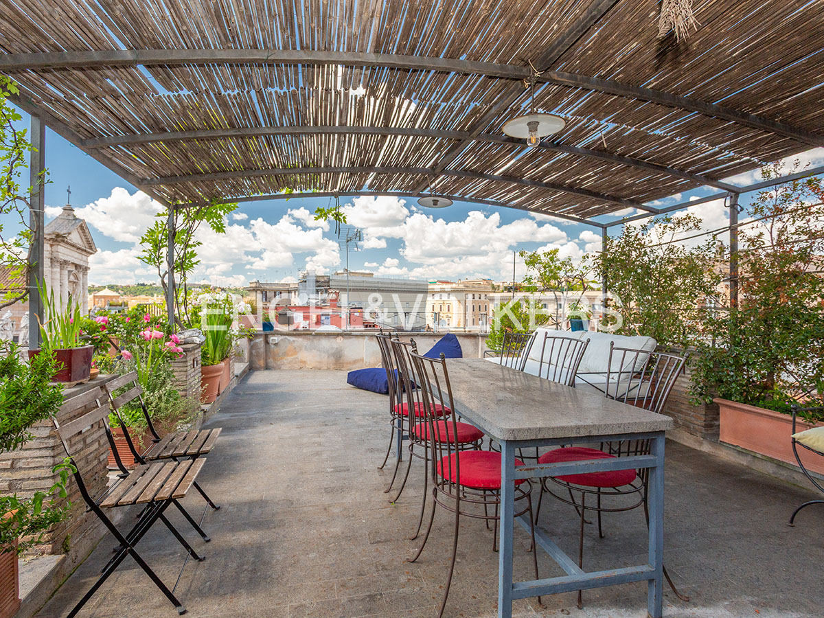 Exclusive penthouse with panoramic terrace on Via Giulia