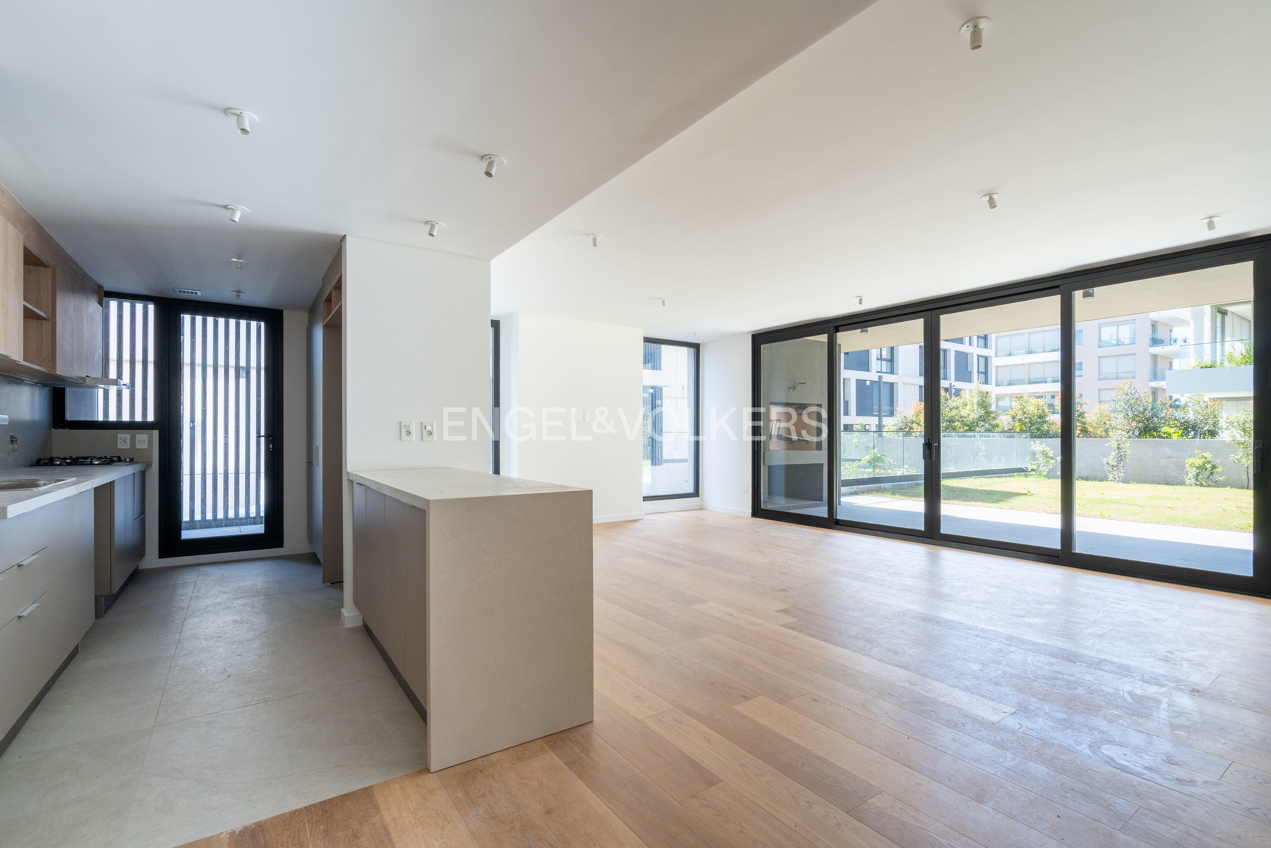 Excellent 3-bedroom apartment for sale with a private garden in Parques II neighborhood