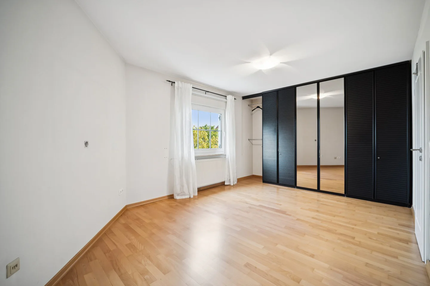 Charmantes Reihenendhaus mit großzügigem Wohnbereich und schön angelegtem Garten - Foto 3