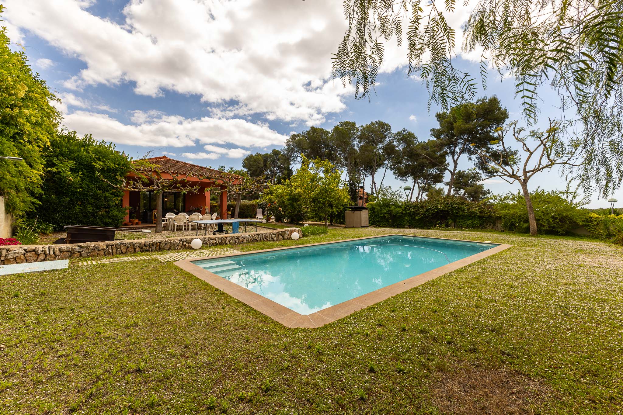 Spectacular one-story house with pool and large garden