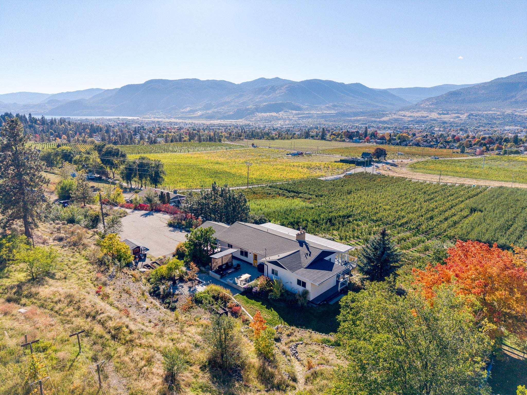 Panoramic Views of 2 Lakes From Vibrant 3-Suite B&B