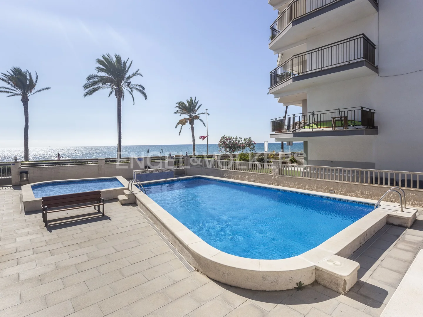 Seafront Apartment with beach views!
